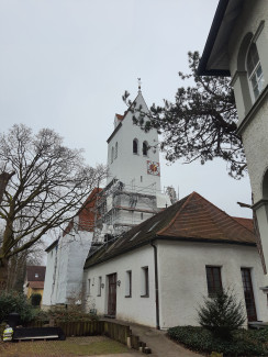 Kirche mit teilabgebautem Gerüst