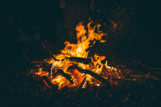 Lagerfeuer mit Stockbrot