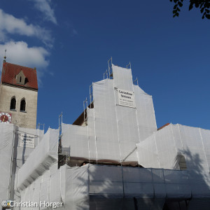 Kirche mit verhülltem Gerüst