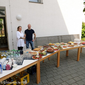 das Buffet auf dem Vorplatz