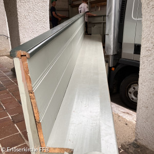 eine Bank wird verladen