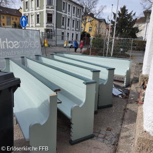 Kirchenbänke vor der Kirche