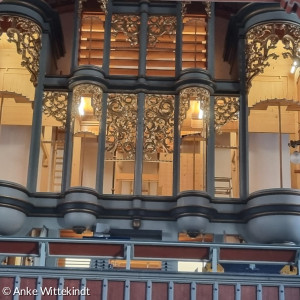 Orgel beleuchtet, ohne Pfeifen