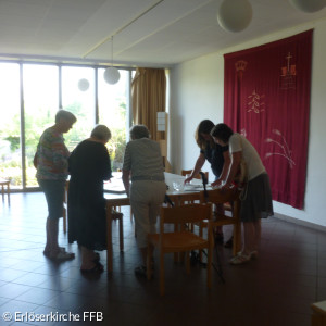 jeden Tag: Fotoalben aus der Geschichte der Versöhnungskirche liegen aus